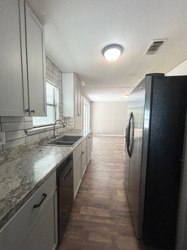 Building Photo - Charming 3-Bed, 2-Bath Home in Northeast S...