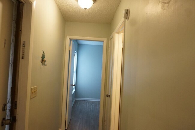 Building Photo - 5492 Pinehaven Ct