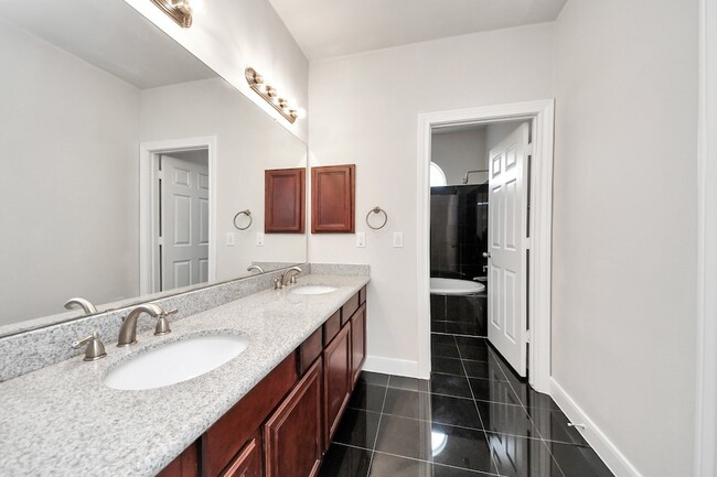 Building Photo - 2941 Clinton Dr