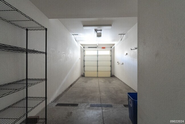 Building Photo - $3,100 / 2br - 2BED 2 BATH TOWNHOUSE IN ME...