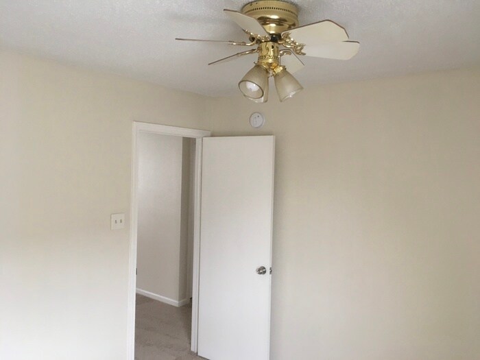 Building Photo - 10879 Walnut Grove Bend