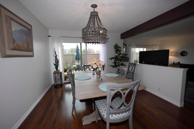 Building Photo - Beautiful - Upgraded 3 Bedroom Townhome - Excellent location -  Move-in Special