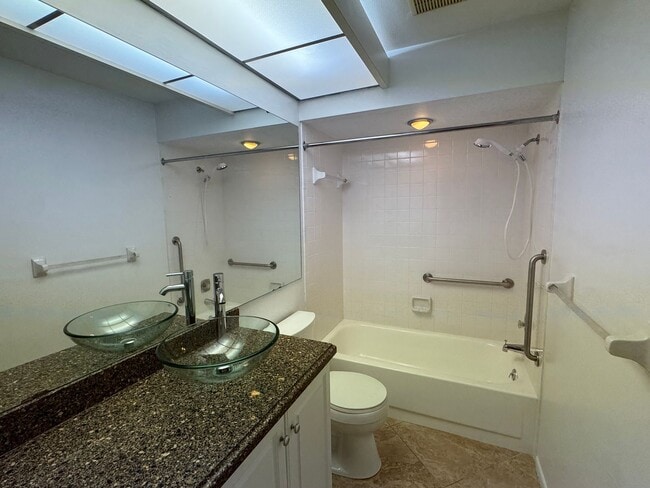 Building Photo - 3966 Oakhurst Blvd