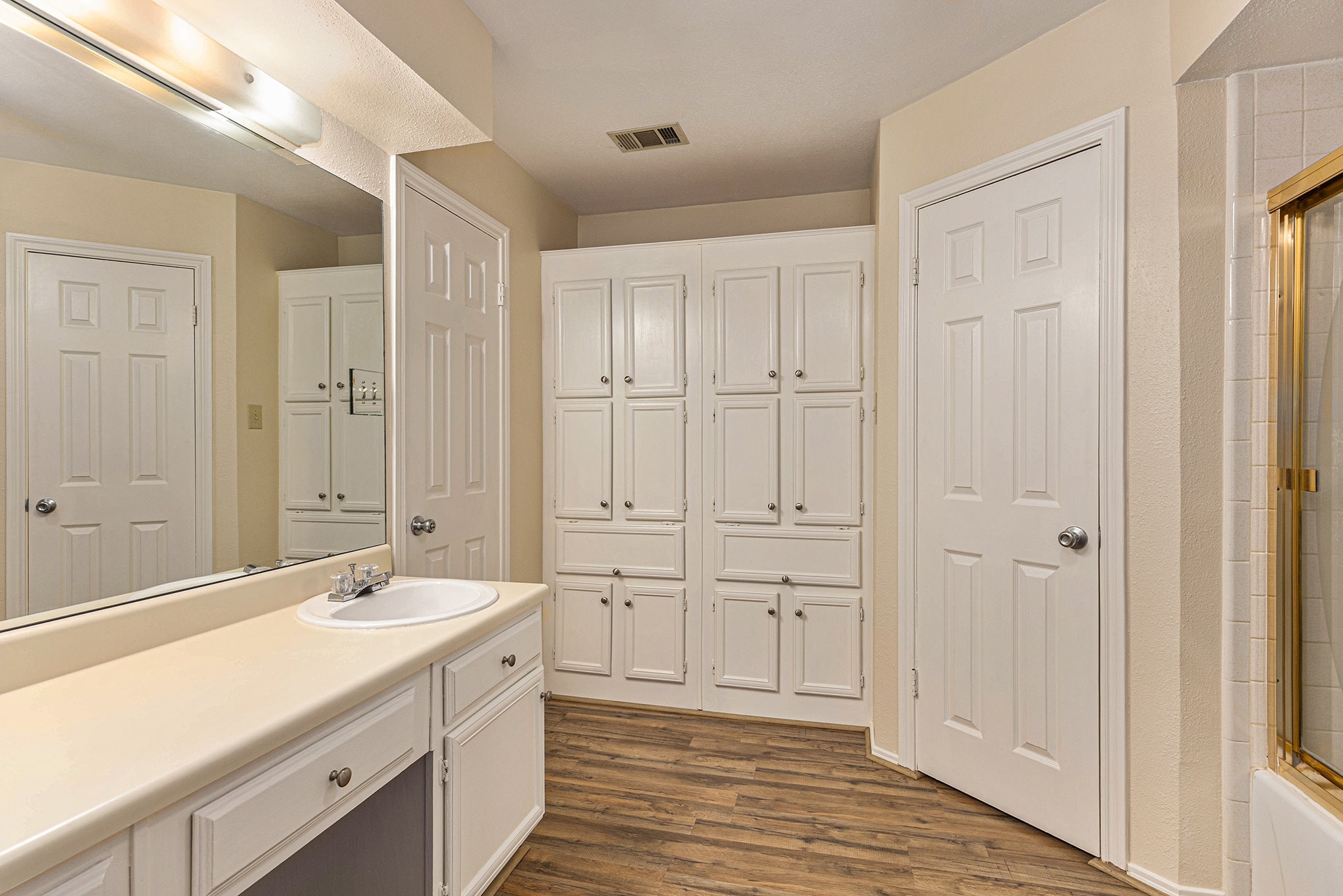Primary Bath - 508 Clarence St