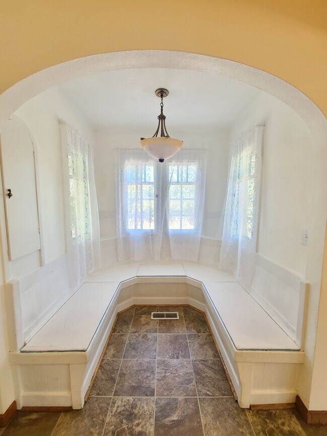 Building Photo - $2,200- 4 Bed / 2 Bath House on an Almost ...