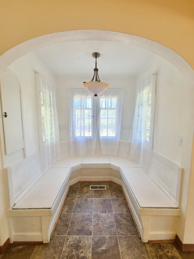 Building Photo - $2,200- 4 Bed / 2 Bath House on an Almost Acre Lot in Spokane Valley