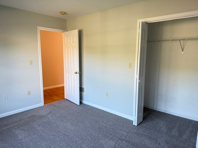 Building Photo - 2 Bedroom 2 Bathroom Townhome In Warwick T...