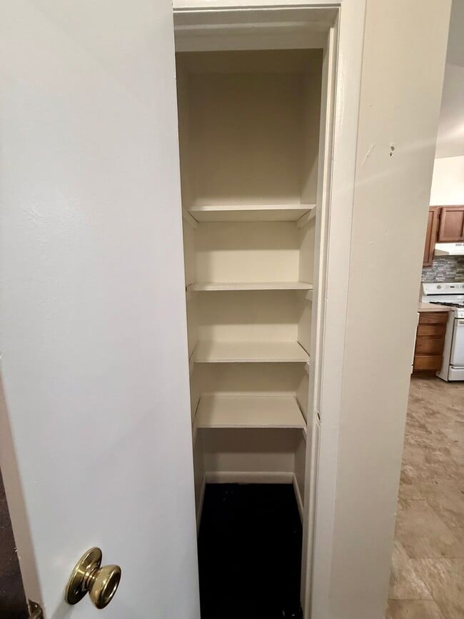 Building Photo - 607-609 School St