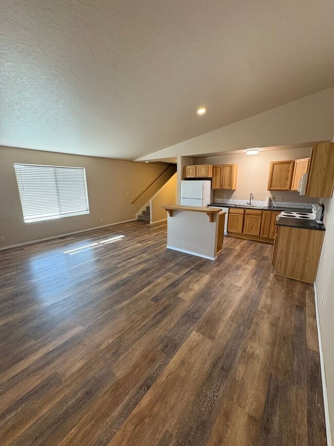 Building Photo - Updated Unit Close to Little League Fields