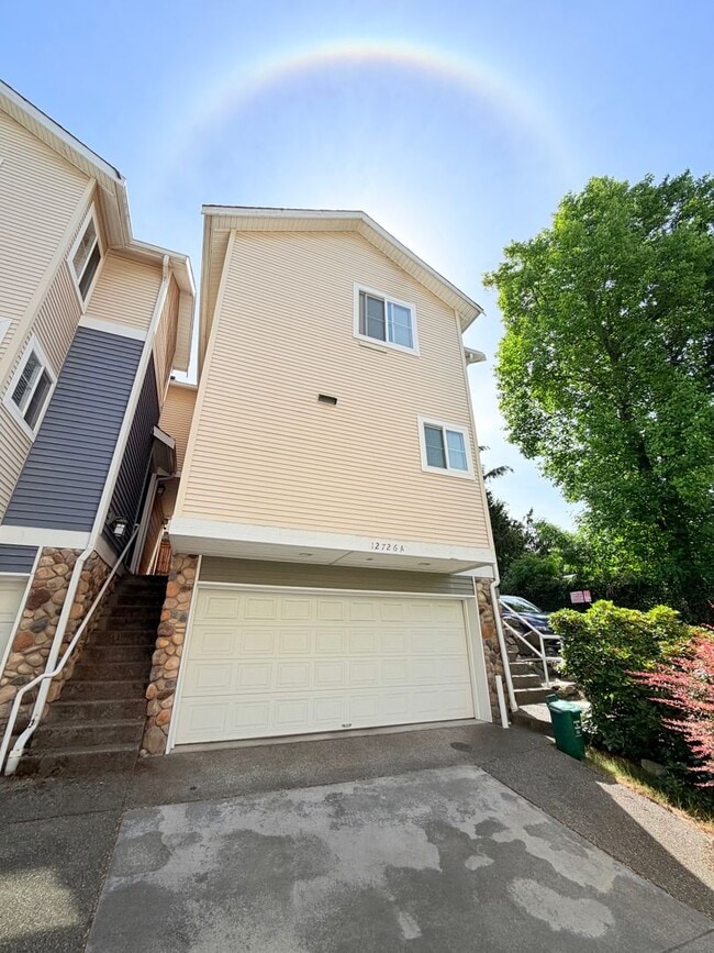 Building Photo - Lovely Lake City Townhouse - Stellar Location!  Available Now at $2995!