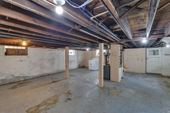 Building Photo - 1002 Fordham Ave