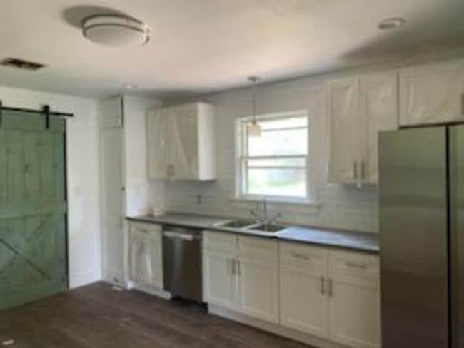 Building Photo - FOR LEASE!! Great location!