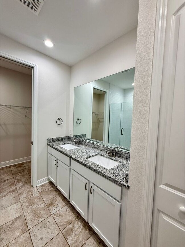 Building Photo - Gorgeous, Modern 2/2 Duplex in Orange City!