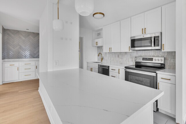 Building Photo - 5445 N Sheridan Rd