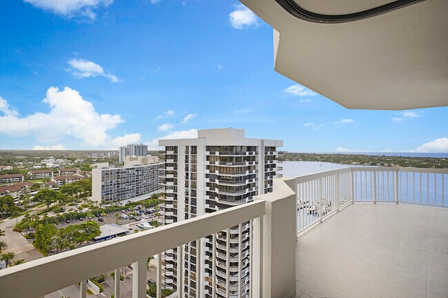 Building Photo - 155 Lakeshore Dr