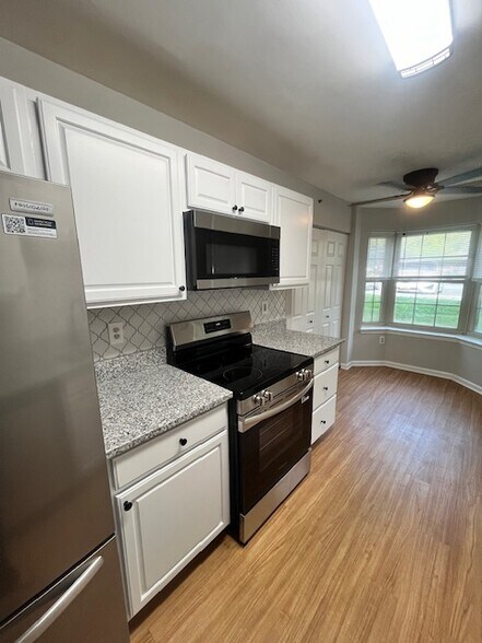 kitchen with stainless steel appliances, granite countertops - 207 Cross Pointe Ct