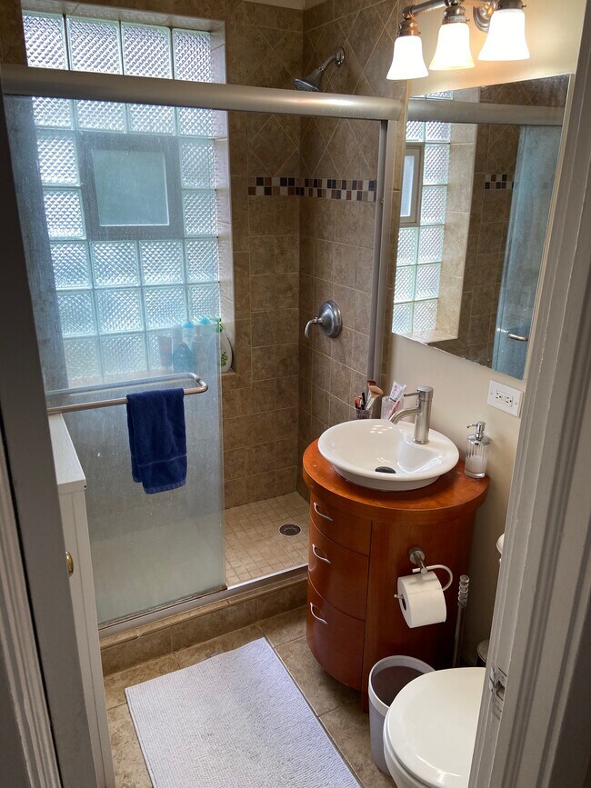 Building Photo - 2326 N Lincoln Park W