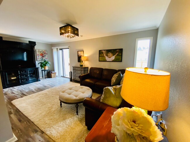 Building Photo - {1423} Olathe Townhome + 3Bed/2.5Bath + Fe...