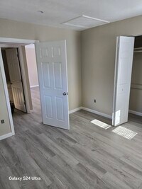 Building Photo - 108 Tacoma Rd