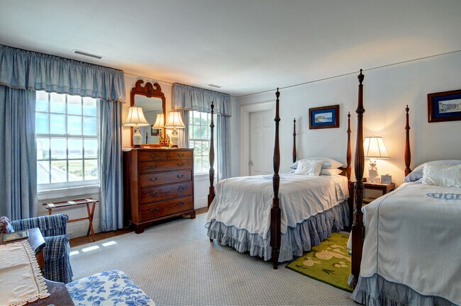 Building Photo - 18 Further Ln