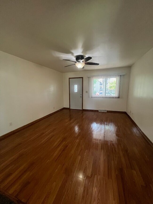 Primary Photo - 726 Park Ave