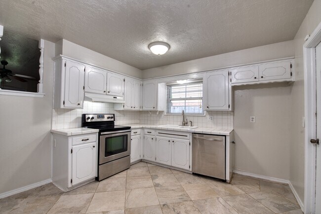 Building Photo - 301 Ellison St