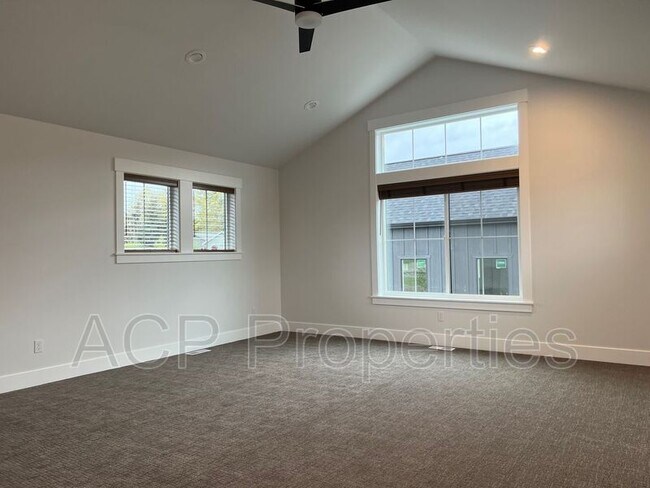 Building Photo - 1570 Farmview Ter