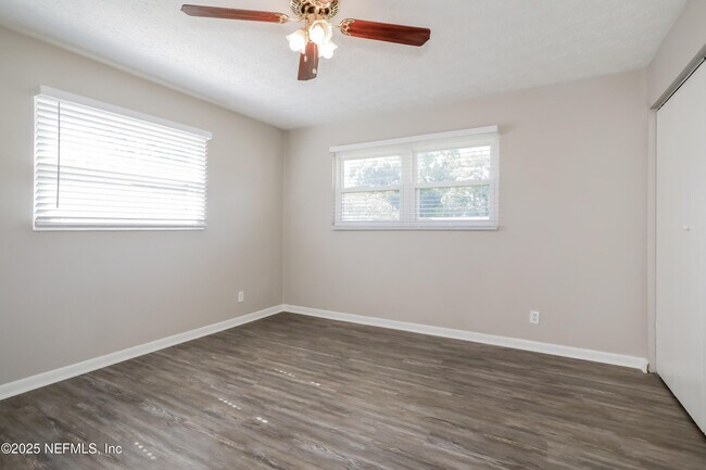 Building Photo - 1055 Grove Park Dr S