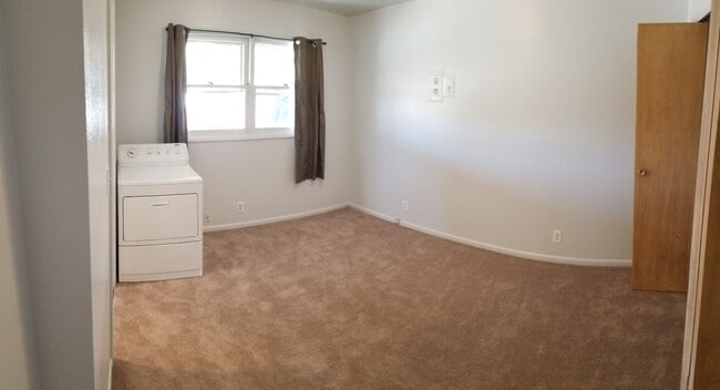 Building Photo - 429 E Pine St