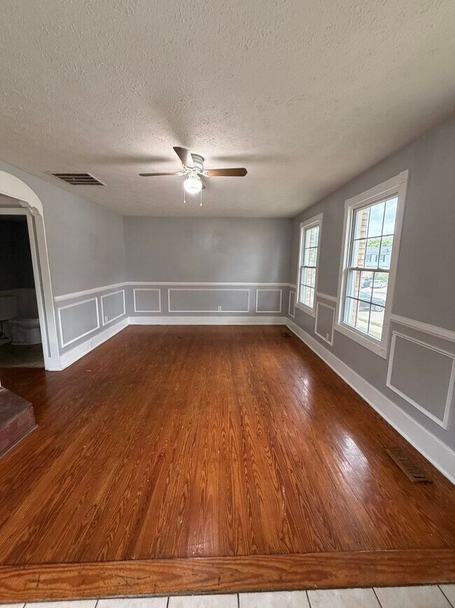 Building Photo - Beautiful 3 bed 2.5 Br Townhome Coming Soon