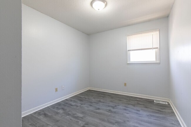 Building Photo - 3 bed 2.5 bsth