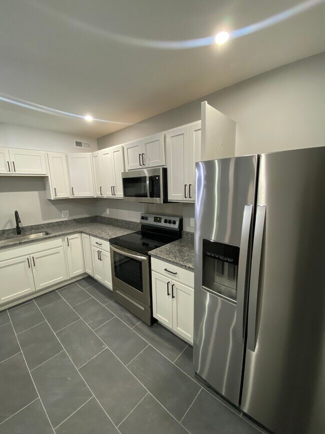 Building Photo - 1235 Summit St