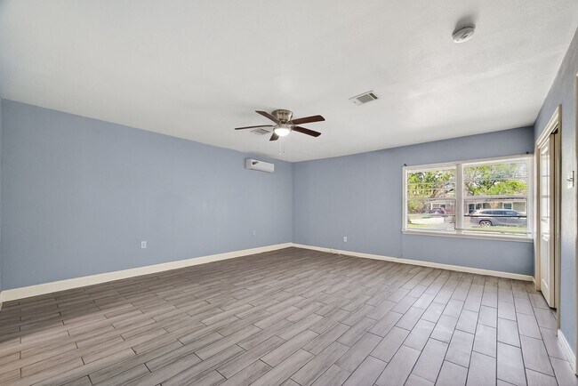 Building Photo - Spacious 4-Bed, 2-Bath Convenient South Houston Home Near Medical Center & City Access