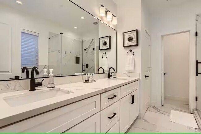 Building Photo - 1528 Chestnut St