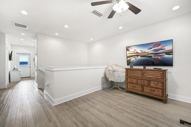 Building Photo - 995 Airport Rd