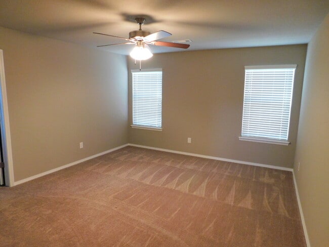 Building Photo - Charming Three Bedroom Home in Fayetteville  To schedule your own showing: 479-341-6744. Apply at...