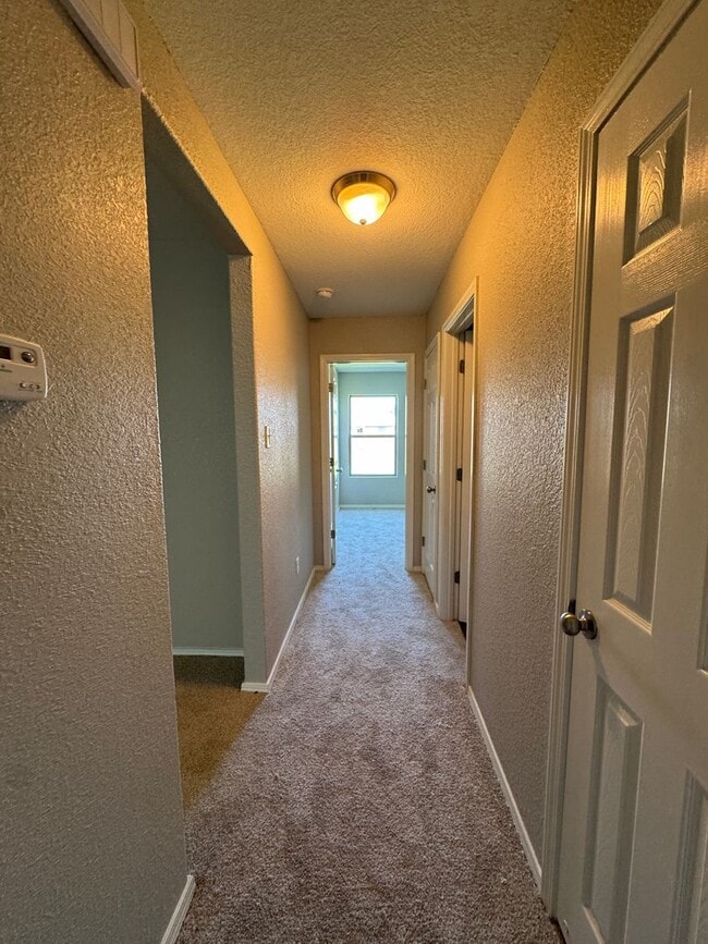 Building Photo - 4 Bed / 2 Bath Ready for move in!