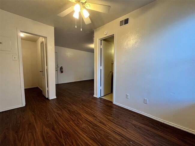 Primary Photo - 2526 W Prairie St