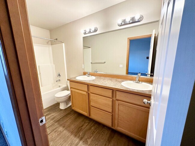 Building Photo - 4 Bed 2 Bath Home with Garage and Yard