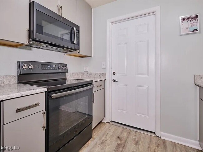 Building Photo - 4240 SE 3rd Ave