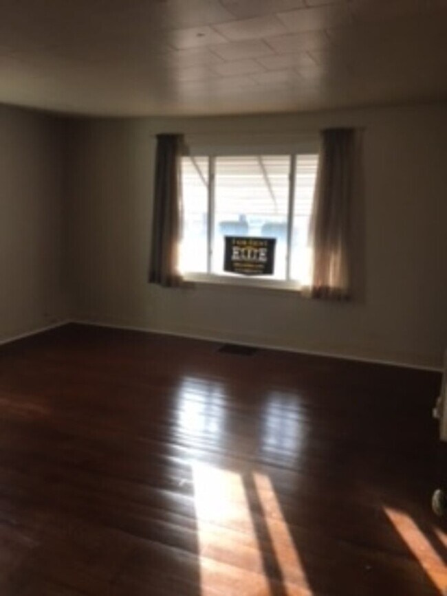 Building Photo - Future Rental! Single Family 2 Bedroom, Ya...