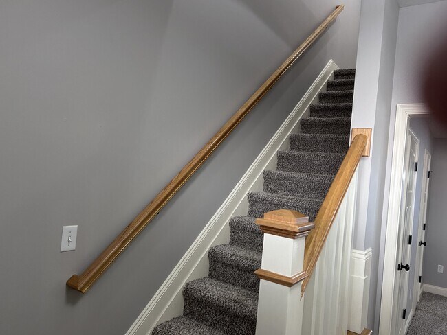 Building Photo - 3 Bedroom, 2 1/2 Bathroom Farmington Charm in Forest, VA! Gym and field house included.
