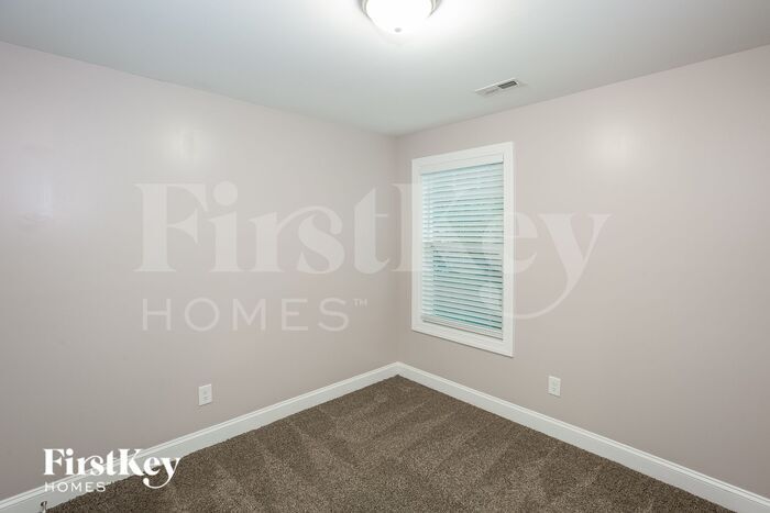 Building Photo - 1401 Living Wy