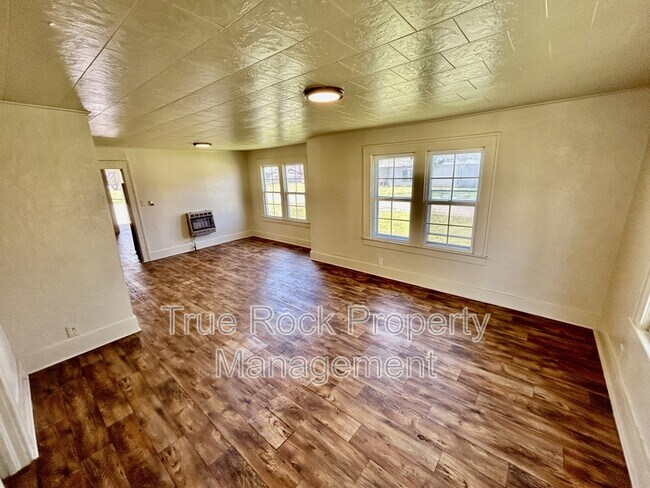 Building Photo - 631 W 19th