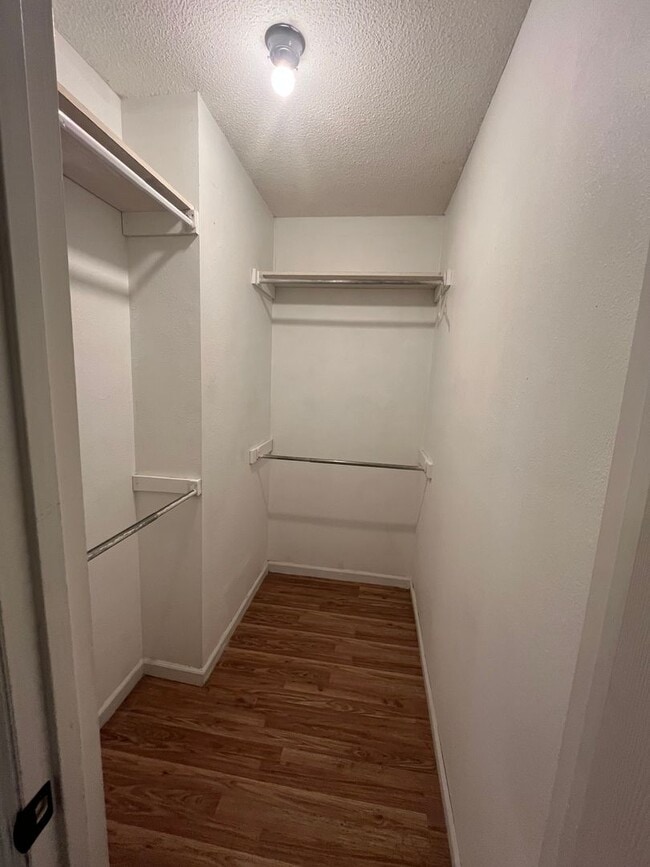 Building Photo - New Listing!