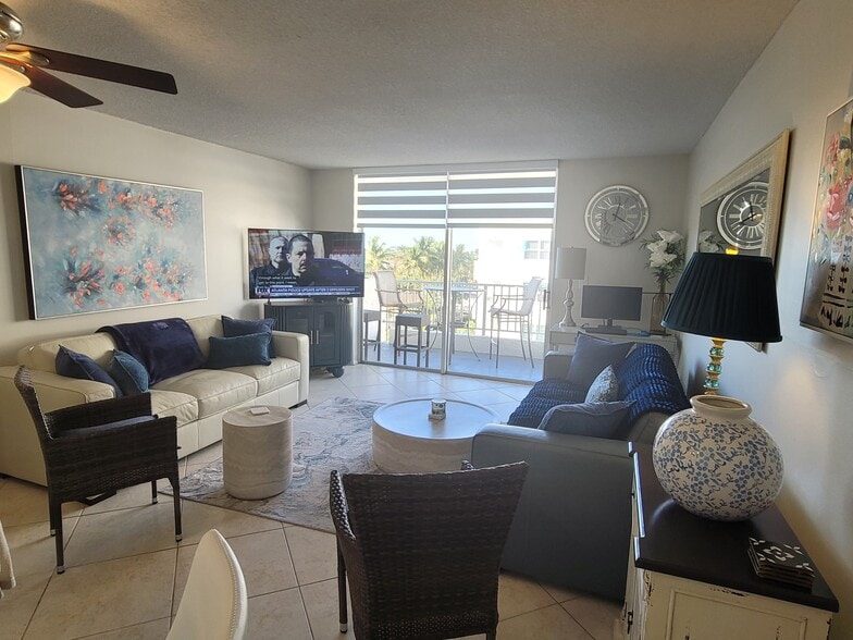 living room - 1421 S Ocean Blvd