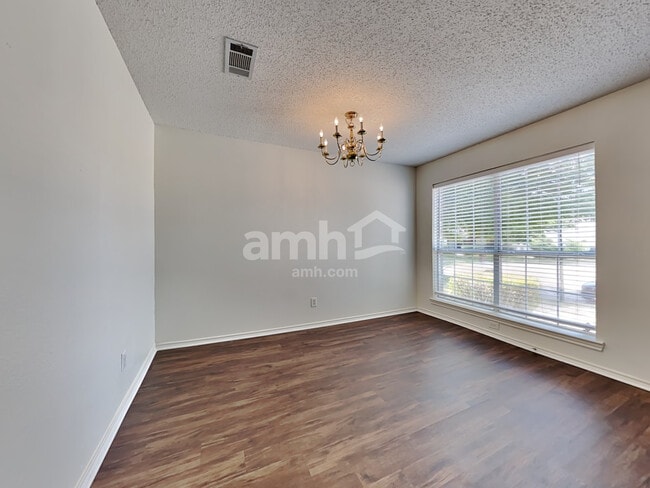 Building Photo - 1008 Kenbob Cir