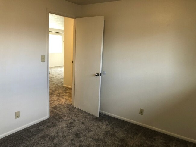 Building Photo - Beautifully updated 2 bed/1bath duplex in ...