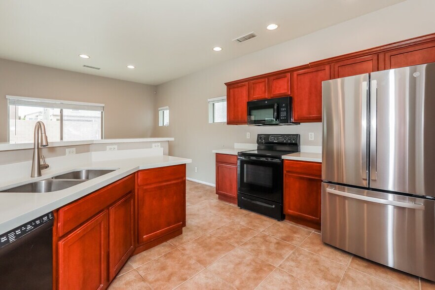 Building Photo - 735 W Fruit Tree Ln