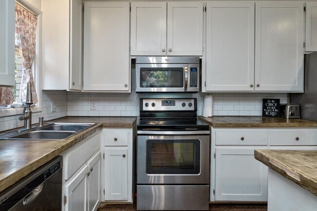 Building Photo - Pre-Leasing - 3 bed 2 bath